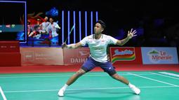 Pebulu tangkis tunggal putra Indonesia, Alwi Farhan berusaha mengembalikan kok ke arah wakil Thailand, Panitchaphon Teeraratsakul dalam laga final Indonesia Masters 2026 di Istora, Senayan, Jakarta, Minggu (25/01/2026). (Bola.com/Bagaskara Lazuardi)