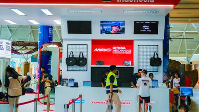 Sambut MotoGP Mandalika 2026, Pertamina Buka Booth Merchandise di Bandara Lombok