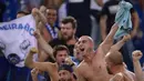 Fans FC Porto bersorak gembira saat timnya menang 3-0 melawan AS Roma pada leg 2 babak play off Liga Champions  di Olympic Stadium, Rome (24/8/2016) dini hari WIB. (AFP/Filippo Monteforte)