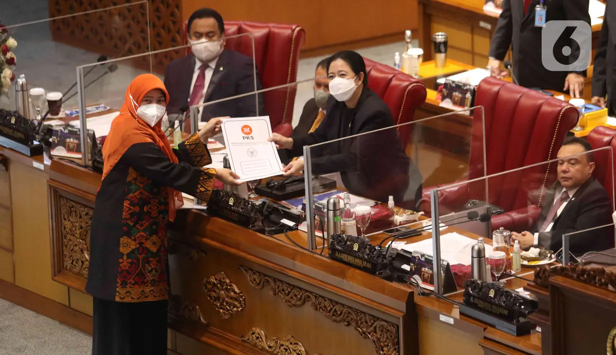 Ketua DPR Puan Maharani menerima dokumen pendapat dari anggota fraksi PKS Kurniasih Mufidayanti paad Rapat Paripurna di Kompleks Parlemen, Jakarta, Selasa (18/1/2022). Dalam rapat DPR mengesahkan RUU Tindak Pidana Kekerasan Seksual (TPKS) menjadi RUU Inisiatif DPR RI. (Liputan6.com/Angga Yuniar)