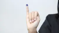 Jangan khawatir, begini cara membersihkan tinta ungu pemilu pada jari yang mudah dilakukan.  [Foto: Adrian Putra]