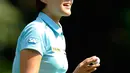 Di Gee Chum dari Korea Selatan tersenyum setelah membuat birdie di lubang keenam selama putaran pertama turnamen golf wanita AS Terbuka di Shoal Creek, Ala (31/5). (AP Photo / Butch Dill )