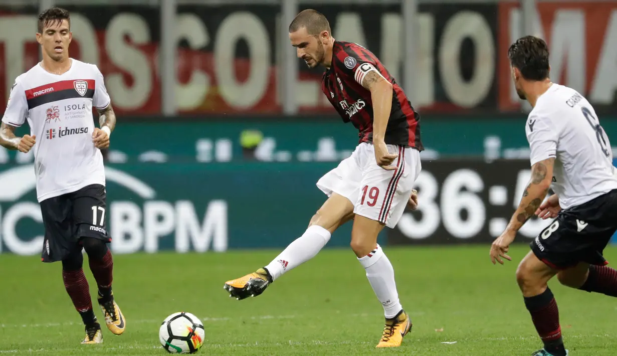 Bek AC Milan, Leonardo Bonucci berusaha mengumpan bola saat berhadapan dengan Cagliari pada lanjutan liga Serie A Italia di stadion San Siro di Milan, (27/8). AC Milan menang atas Cagliari dengan skor 2-1. (AP Photo / Luca Bruno )