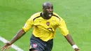 7. Sol Campell - Ketika kontrak mantan kapten Tottenham Hotspur ini habis pada musim panas 2001 Ia menyatakan tak akan pindah ke Arsenal yang merupakan seteru berat Spurs. Namun faktanya Campbell akhirnya pindah ke Arsenal. (AFP/Gabriel Bouys)