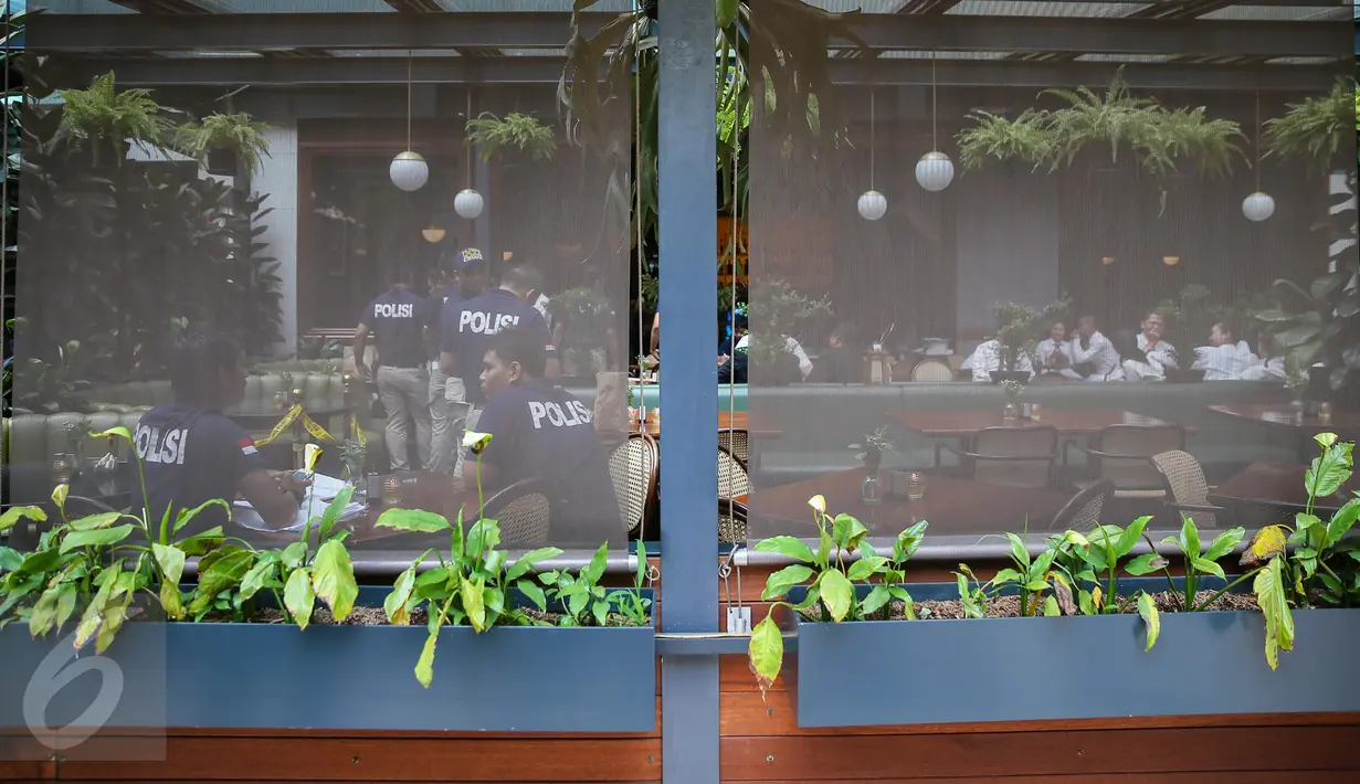 Anggota Reskrim Polda Metro Jaya melakukan pra-rekonstruksi di Cafe Olivier, Mal Grand Indonesia, Jakarta, Senin (11/1). Pra-rekonstruksi dilakukan dengan memeriksa ulang saksi-saksi kasus kematian Wayan Mirna Salihin. (Liputan6.com/Faizal Fanani)