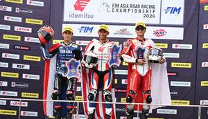 Herjun Atna Firdaus (kanan) berhasil mendapatkan podium ketiga pada balapan pertama kelas Supersport 600 (SS600) di ajang Asia Road Racing Championship (ARRC).