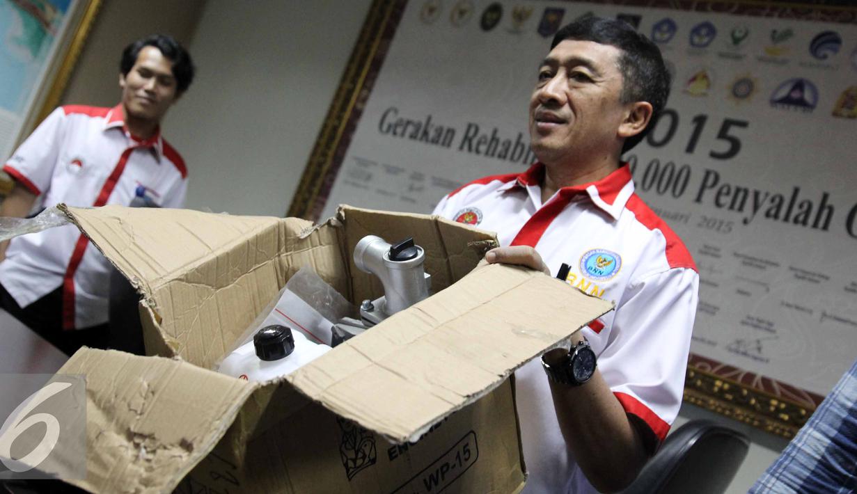 Petugas BNN memperlihatkan mesin pompa air yang dijadikan tersangka sebagai tempat menyeludupkan Sabu, Jakarta, Rabu (8/7/2015). BNN amankan dua perempuan dan Sabu sebanyak 10,392,9 gram. (Liputan6.com/Helmi Afandi)