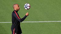 Pelatih baru AS Monaco, Thierry Henry, memainkan bola saat memimpin sesi latihan di La Turbie, Monaco, Jumat (19/10/2018). Thierry Henry menggantikan posisi Leonardo Jardim yang baru saja dipecat pada awal musim ini. (AFP/Valery Hache)