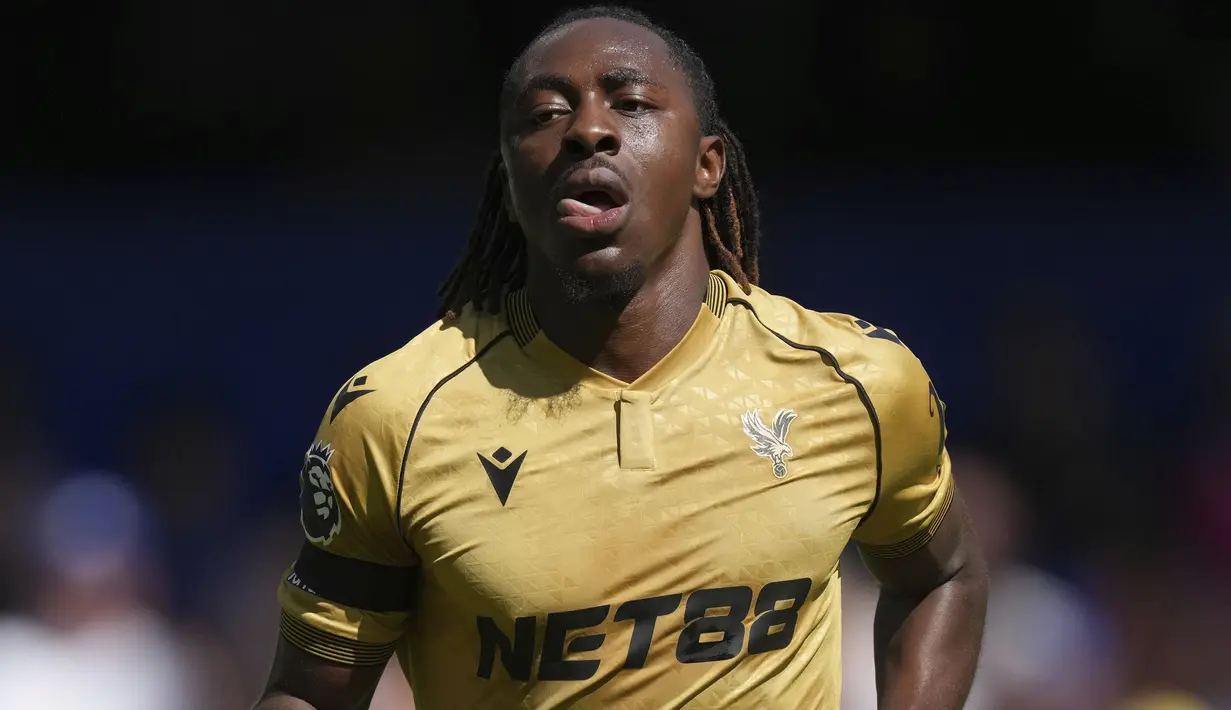 Pertandingan terakhir Eberechi Eze bersama Crystal Palace saat bertandang ke kandang Chelsea, Stamford Bridge, Sabtu (17/08/2025) menjadi kurang spesial. Golnya ke gawang Chelsea dianulir wasit setelah meninjau VAR. (AP Photo/Dave Shopland)