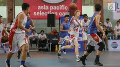 Pebasket putra bertanding pada final penyisihan Jr. NBA Global Championship Asia Pacific Selection Camp di Universitas Pelita Harapan (UPH), Tangerang, Minggu (16/6/2019). Penyisihan yang diikuti 68 peserta dari sepuluh negara akan dipilih mewakili Asia-Pasifik. (Liputan6.com/Fery Pradolo)