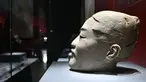 Bagian kepala patung dari prajurit terakota di Museum Shandong di Jinan, Provinsi Shandong, China timur (24/4/2020). Sebuah pameran yang menampilkan prajurit-prajurit terakota dan lebih dari 140 relik lainnya akan segera diselenggarakan di museum tersebut. (Xinhua/Zhu Zheng)