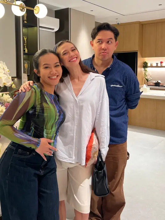 Yuki Kato hadir mengenakan atasan kemeja putih lengan panjang dipadukan celana pendek beige. [@yukikt]
