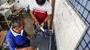 Warga binaan mengikuti kegiatan bimbingan kerja garmen di Lapas Kelas 1 Tangerang, Kota Tangerang (29/10). Dua puluh lima unit mesin jahit listrik merupakan kontribusi dari pihak ketiga. (Liputan6.com/Fery Pradolo)