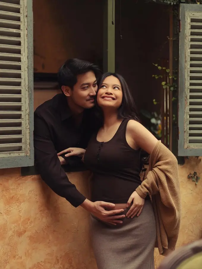 2 Tahun Menikah, Hanggini Umumkan Kehamilan Anak Pertama Lewat Pemotretan Maternity yang Kasual dan Elegan