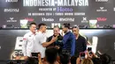Serial Effendy (kedua kiri) dan Dean Hamsah (kedua kanan) saling berjabat tangan saat konferensi pers Byon Combat Showbiz Volume 4 yang berlangsung di SCTV Tower, Jakarta, Senin (28/10/2024) siang WIB. (Bola.com/Bagaskara Lazuardi)