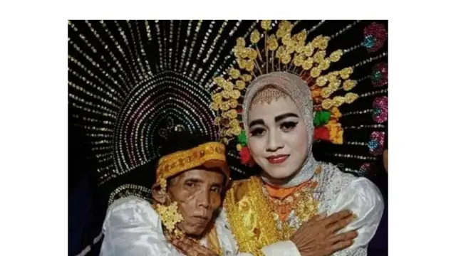 Pose manja Bora saat duduk di pelaminan bersama gadis pujaan hatinya(Liputan6.com/Fauzan).