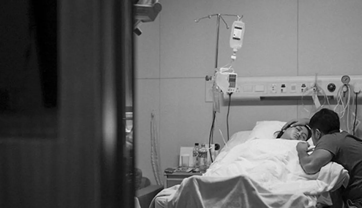 "begitu banyak drama dr demam, hidung mampet dua2 ga bs nafas, posisi bayiku agak miring dijalan lahir sampai terkahir sedikit terlilit 1tali pusar 😂 Alhamdulilahh berkat kegigihan dokter dan para bidan masih bisa lahiran normal," lanjutnya.