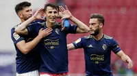 Pemain Osasuna, Ante Budimir, melakukan selebrasi usai mencetak gol ke gawang Atletico Madrid pada laga Liga Spanyol di Stadion Wanda Metropolitano, Minggu (16/5/2021). Atletico Madrid menang dengan skor 2-1. (AP/Manu Fernandez)