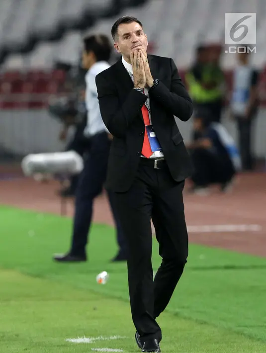 Pelatih Timnas Indonesia, Simon McMenemy meluapkan kekecewaan saat melawan Thailand pada laga Grup G Penyisihan Kualifikasi Piala Dunia 2022 zona Asia di Stadion Utama GBK, Jakarta, Selasa (10/9/2019). Indonesia kalah 0-3. (Liputan6.com/Helmi Fithriansyah)