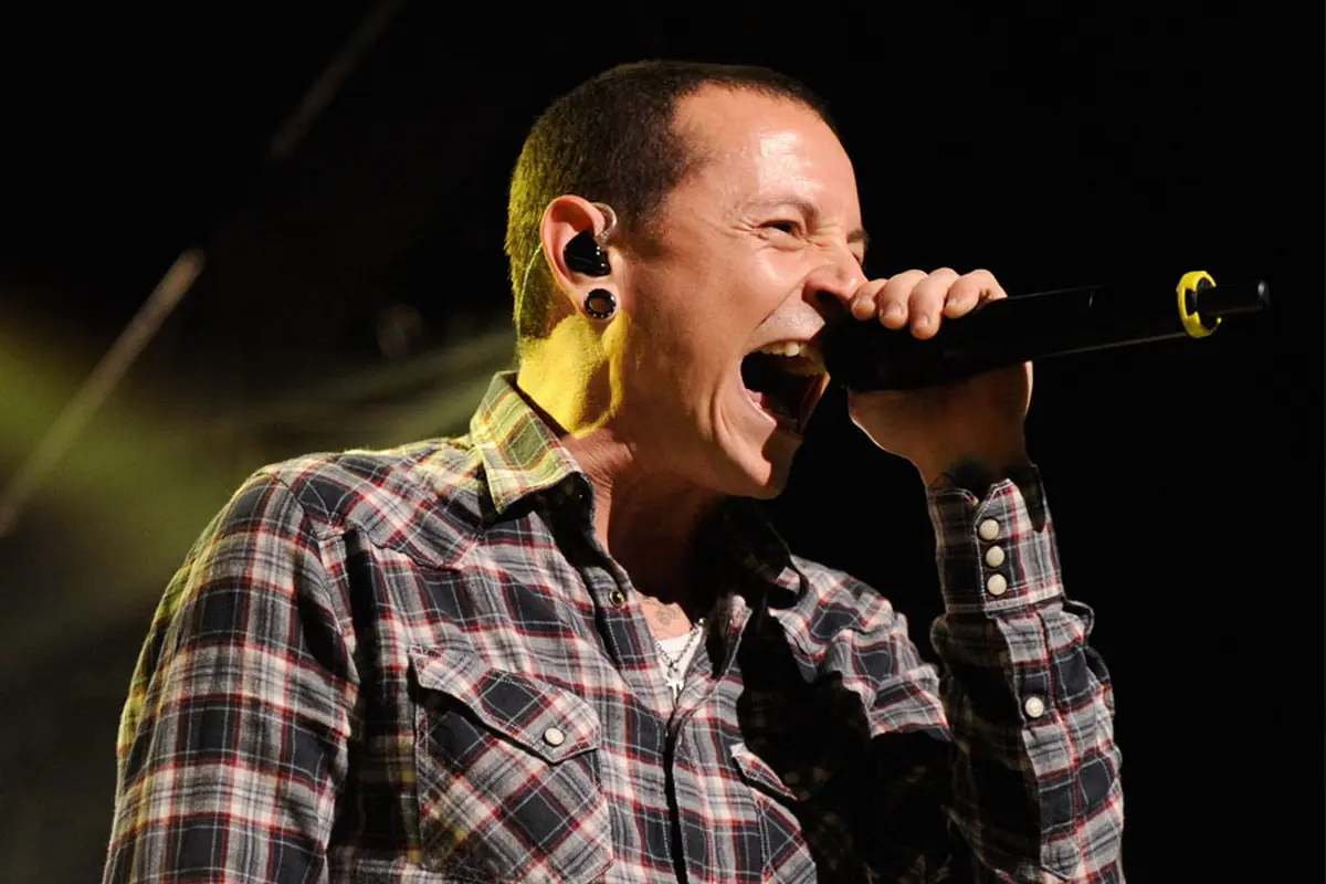 Vokalis Linkin Park Patah Kaki Saat Bermain Bola Basket