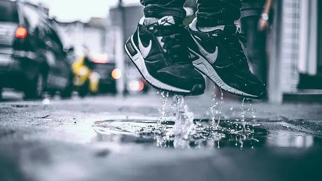 Ilustrasi sepatu dan hujan