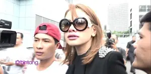 Usai menjadi bintang tamu di salah satu acara televisi swasta, Nikita Mirzani keluar dengan mata sembab dan menghindar dari pertanyaan para awak media.
