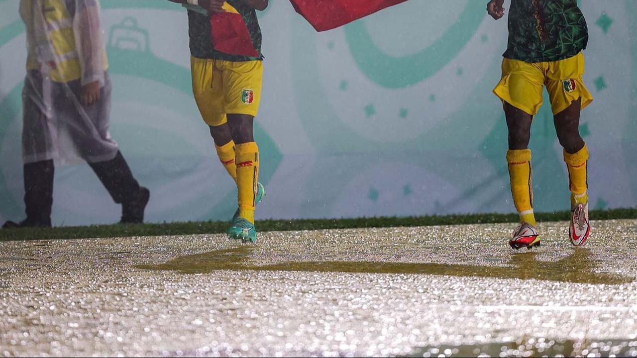Timnas Mali U-17 berhasil menyegel juara ketiga Piala Dunia U-17 2023 setelah mempecundangi Argentina U-17 di Stadion Manahan, Solo, Jumat (1/12/2023) malam WIB. Mali menggilas Argentina dengan skor telak 3-0.
