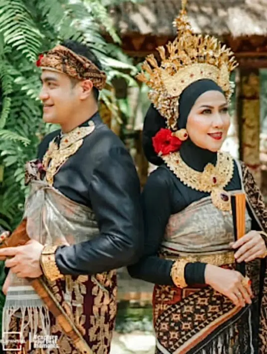 Dalam sesi pemotretan prewedding, keduanya kompak mengenakan busana adat Bali. (Instagram/vennamelinareal).