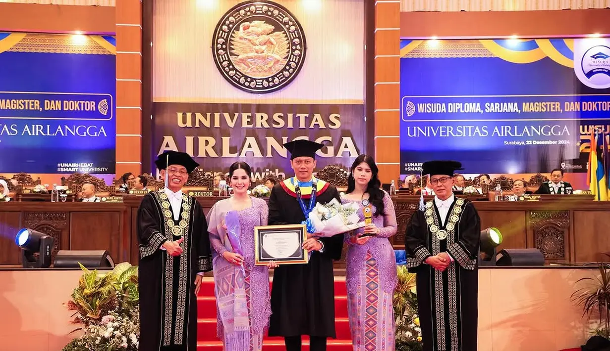 Annisa Pohan memilih kebaya brokat berdetail kerah square neck yang memancarkan keanggunan sekaligus memperlihatkan sentuhan modern pada pakaian tradisional.  [@agusyudhoyono].