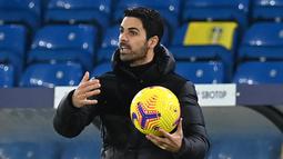 Sambil memegang bola, Mikel Arteta terus memacu semangat para pemainnya untuk tampil lebih menyerang. (AFP/Paul Ellis/Pool)