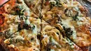 Jangan lupa untuk mencicipi salah satu menu andalan yang satu ini. Yaitu La Pizza Escargot yang memadukan menu khas Itali dengan sentuhan Prancis dari escargot nya. Gurih, ringan dan cocok untuk snack sore. [ Foto: Adinda Tri Wardhani - Fimela.com.]
