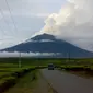 Hamparan perkebunan teh peninggalan Belanda masih asri terjaga di kaki Gunung Kerinci. (B Santoso/Liputan6.com)