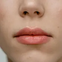 Kulit kering membutuhkan perhatian lebih di pagi hari karena memiliki kondisi rentan yang terasa tertarik dan tampak kusam setelah bangun tidur (Sumber: Pexels.com)