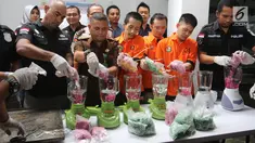 Petugas dan sejumlah tersangka memusnahkan barang bukti 239,84 Kg sabu dan 30 ribu butir ekstasi di Polda Metro Jaya, Jakarta, Kamis (24/5). Narkoba tersebut dimusnahkan dengan cara diblender. (Liputan6.com/Arya Manggala)