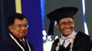Mantan Wakil Presiden Jusuf Kalla menerima penghargaan HB IX Award 2019 dari UGM, bersamaan dalam peringatan Lustrum XIV UGM, Kamis (19/12/2019). Anugerah ini diberikan langsung oleh Rektor Universitas Gadjah Mada (UGM) Panut Mulyono. (FOTO: Tim Media JK)