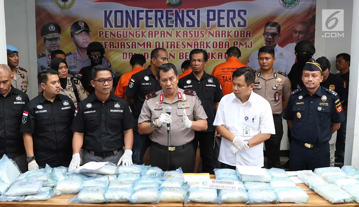 Wakapolda Metro Jaya Brigjen Pol Purwadi Aryanto (ketiga kanan) menunjukan barang bukti kasus penyelundupan narkotika internasional dari Taiwan di Polda Metro Jaya, Jakarta, Kamis (2/11). (Liputan6.com/Immanuel Antonius)