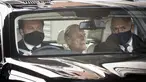 Pangeran Philip (tengah) berada di dalam mobil saat meninggalkan rumah sakit Prince Edward VII di London, Selasa (116/3/2021). Suami Ratu Elizabeth II yang berusia 99 tahun itu dirawat di rumah sakit selama empat pekan terkait infeksi dan operasi jantung. (Stefan Rousseau/PA via AP)