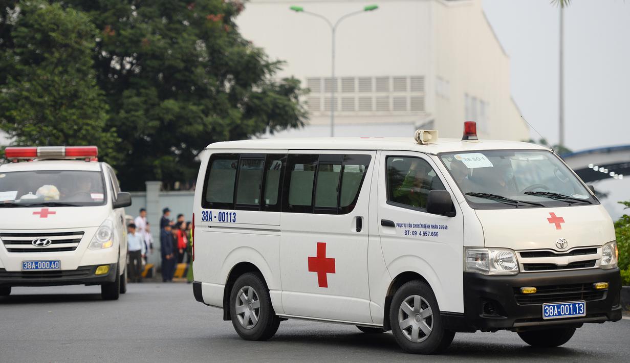 Ambulans yang membawa belasan jenazah yang ditemukan tewas dalam truk kontainer di Inggris, meninggalkan bandara internasional Noi Bai, Hanoi, Rabu (27/11/2019). Begitu tiba di Vietnam, sebanyak 16 dari 39 jenazah dibawa ke kampung halaman mereka masing-masing dengan ambulans. (Nhac NGUYEN/AFP)