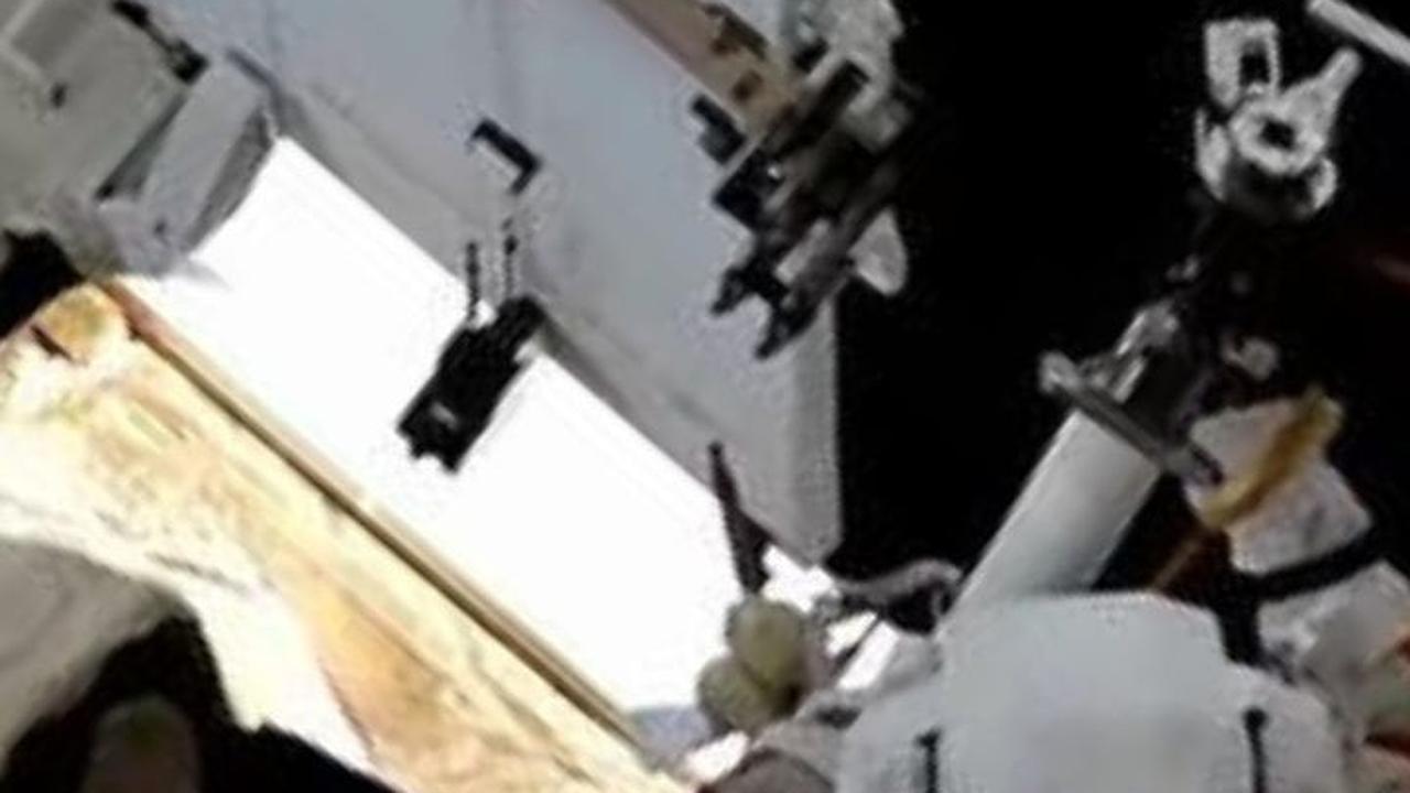 Sedang Perbaiki Radiator di Stasiun Luar Angkasa, Dua Astronot Ini Kaget Ada Lubang Misterius Ditemukan