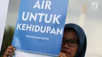 Aktivis Walhi membawa poster saat menggelar aksi terkait Hari Air Sedunia di depan Istana Negara, Jakarta, Kamis (22/3). Walhi meminta pemerintah dan masyarakat lebih memperhatikan dan menjaga ekosistem air. (Liputan6.com/Immanuel Antonius)