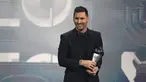 Kapten timnas Argentina, Lionel Messi tersenyum setelah menerima penghargaan Pemain Terbaik FIFA 2022 dalam ajang The Best FIFA Football Awards 2022 di Paris, Prancis, Senin (27/2/2023). Messi mengalahkan dua pesaingnya yakni Kylian Mbappe dan Karim Benzema. (AP Photo/Michel Euler)