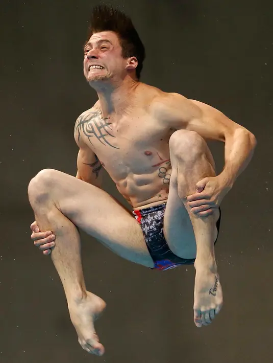 Atlet loncat indah Prancis, Matthieu Rosset bersaing selama final springboard 3 meter putra dalam Kejuaraan Akuatik Dunia di London, Inggris, (13/5/2016). (REUTERS / Andrew Boyers)