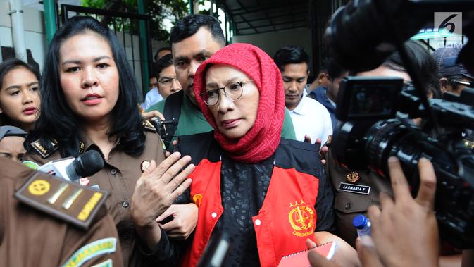 Terdakwa kasus dugaan penyebaran berita bohong atau hoaks Ratna Sarumpaet menuju mobil tahanan usai menjalani sidang lanjutan di PN Jakarta Selatan, Rabu (6/3/2019). Sidang beragendakan pembacaan nota keberatan atau eksepsi (Liputan6.com/Herman Zakharia)