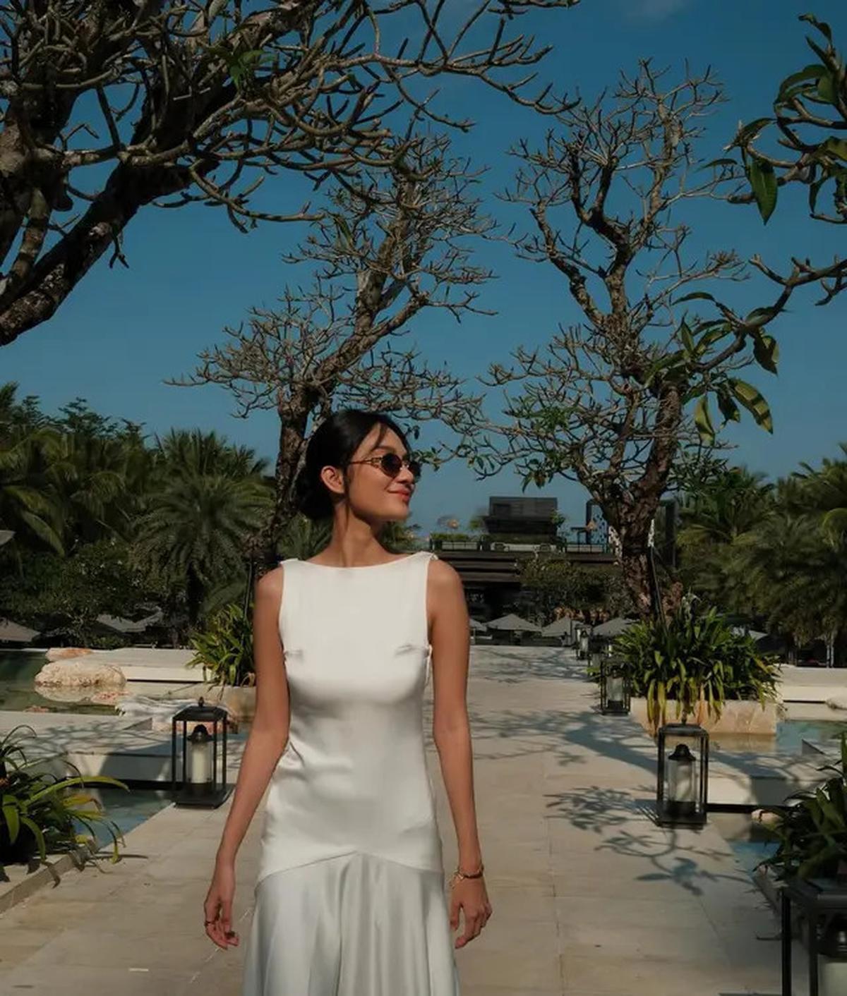Gaya Berani Azizah Salsha Liburan di Bali Kenakan Dress Terbuka untuk Kondangan hingga Berjemur