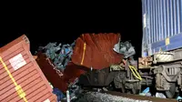 Lokasi kecelakaan antara kereta penumpang dan kereta kargo pada Jumat (9/9) malam di dekat Novska, Kroasia tengah, yang mengakibatkan tiga orang tewas dan 11 luka-luka, Sabtu, 10 September 2022. (Foto: AP Photo)