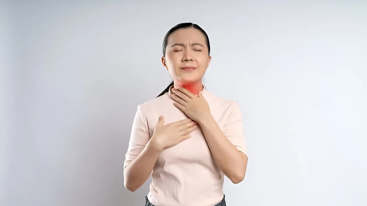 Seorang perempuan memegang tenggorokannnya yang kesakitan (Foto Dok: Freepik/chajamp)