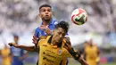 Sebaliknya, Maung Bandung cenderung melancarkan serangan balik cepat. Tampak dalam foto, pemain Persib dan Persija berebut penguasaan bola atas saat pertandingan pekan ke-17 BRI Super League 2025/2026 di Stadion Gelora Bandung Lautan Api (GBLA), Bandung, Jawa Barat, Minggu 11 Januari 2026. (Bola.com/Abdul Aziz)