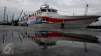 KM Express Bahari 3B milik PT Pelni (Persero) bersandar di Pelabuhan Sunda Kelapa, Jakarta, Selasa (10/1). Kapal motor yang melayani rute Kepulauan Seribu itu memiliki kapasitas angkut 208 orang ditambah enam orang kru kapal. (Liputan6.com/Johan Tallo)