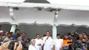 Presiden Joko Widodo (Jokowi) memberikan keterangan saat melakukan kunjungan ke Masjid At-Taqarrub di Pidie Jaya, Aceh, Jumat (9/12). Jokowi terlihat didampingi Menteri PUPR Basuki Hadimuljono dan Seskab Pramono Anung. (Liputan6.com/Angga Yuniar)