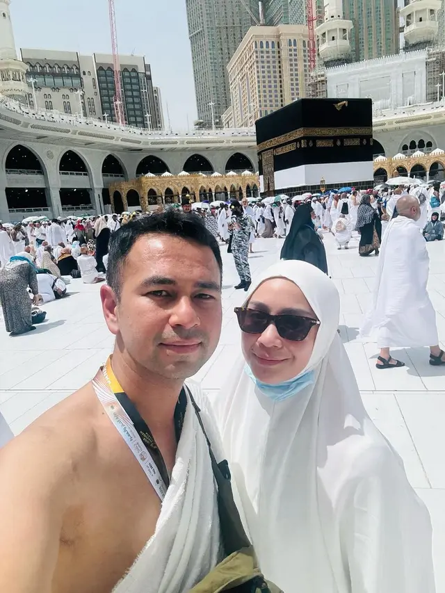 Raffi dan Nagita di Tanah Suci untuk Ibadah Haji